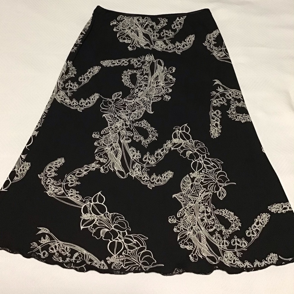 Elegant Black and White Floral Skirt Size S Used Great Condition